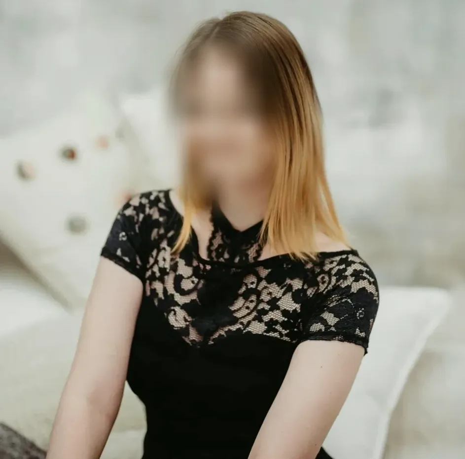 Laura, 24