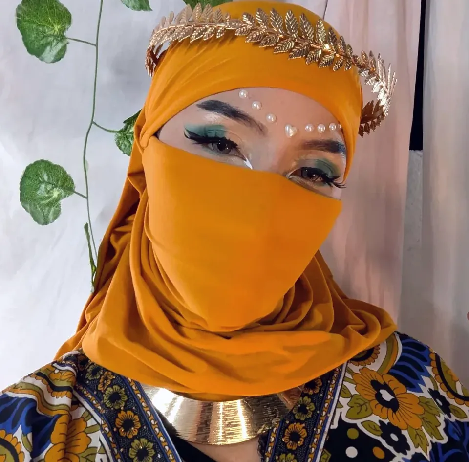 Leyla, 28