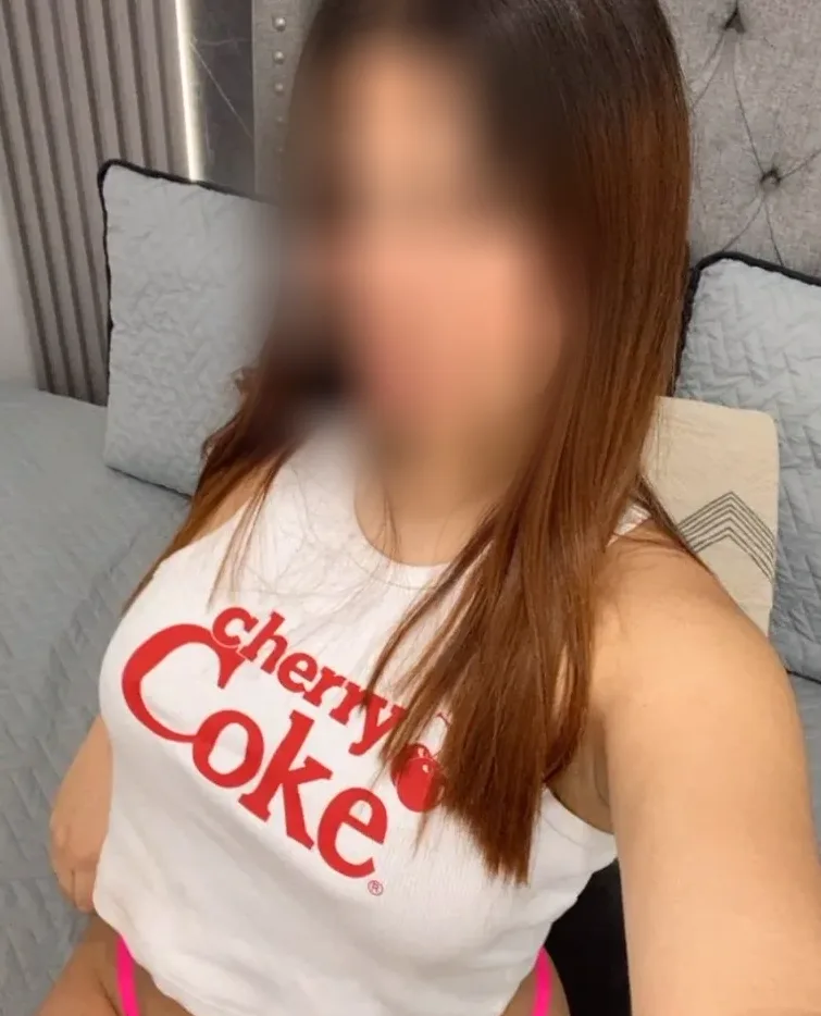 Nicole, 20